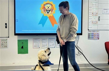 N&aring;r skolehunden kommer p&aring; bes&oslash;g: En formiddag fyldt med mod, l&aelig;ring og nus